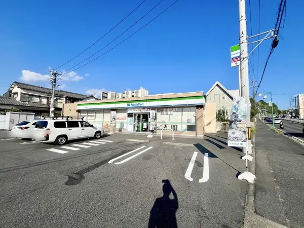 徒歩7分。ちょっとした買い物のほか、ATMの利用や各種請求書払いの際にも。24時間営業です。