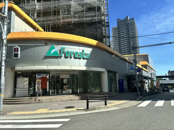 フォレスタ六甲店までは徒歩約７分です。毎日のお買い物もしていただきやすい距離です。