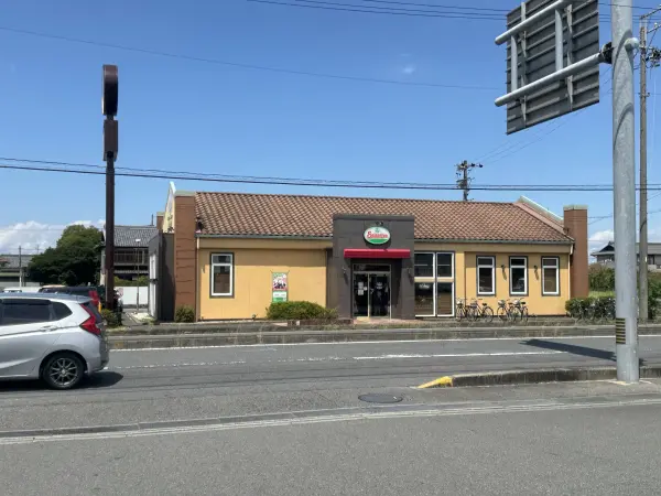 徒歩13分。パスタやピザなどの取り扱いがあります。クレジットカード利用可能。駐車場があります。