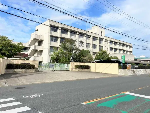 西中学校まで徒歩8分です。
小学校までも徒歩8分の周辺環境となっております。