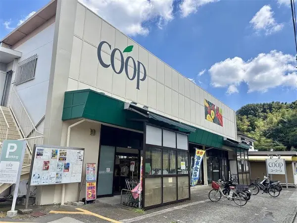 徒歩7分。営業時間は10:00～20:00。生鮮食品や加工食品、酒類等販売。駐車場が17台分あり。