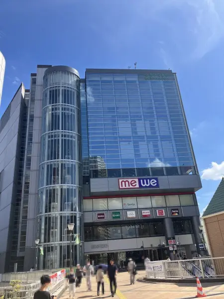 橋本駅直結のショッピングセンター。ファッション・飲食店・スーパー・クリニック、多彩な店舗あり。