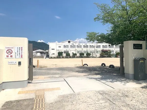 飛鳥小学校まで徒歩17分です。
毎日のお子さまの通学も元気に通っていただける距離となっております。