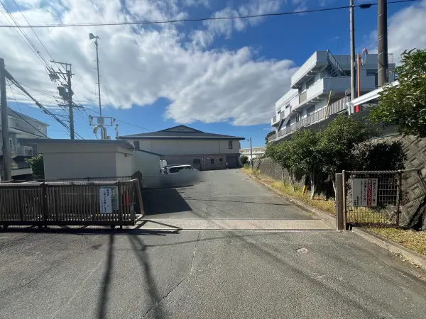 徒歩約11分。学校教育目標は「心豊かで、意思をもって学び続ける生徒」。