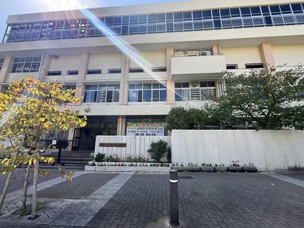 駒ヶ林中学校までは徒歩12分です。毎日のお子様の通学もしていただきやすい距離となっております。