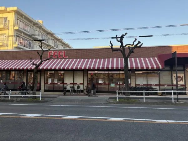 徒歩4分。営業時間は10:00～20:30(日曜日のみ9:30～)。