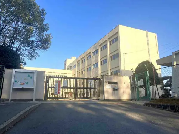 二名小学校まで徒歩10分です。毎日のお子さまの通学もしていただきやすい距離となっております。