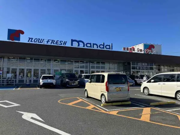 万代香芝二上店まで徒歩12分です。駐車場があるため、お車でのアクセスも可能となっております。