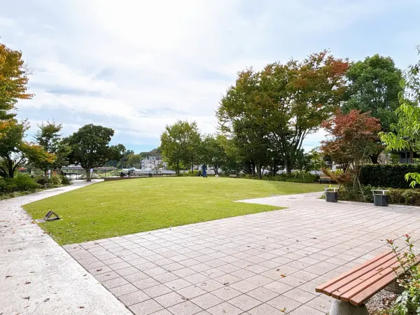 徒歩7分/ウォーターパークや散策路、多目的広場、水辺の護岸などがある公園です。