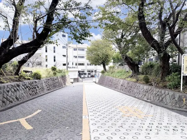 徒歩15分。学校教育目標は「心豊かで思いやりがあり、たくましく生きる児童の育成」です。