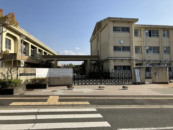 川西市立北陵小学校まで徒歩10分(約750m)