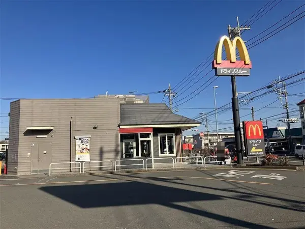 徒歩3分。ハンバーガーチェーン店です。席数は74席。ドライブスルーがあり、お車での利用も可能。