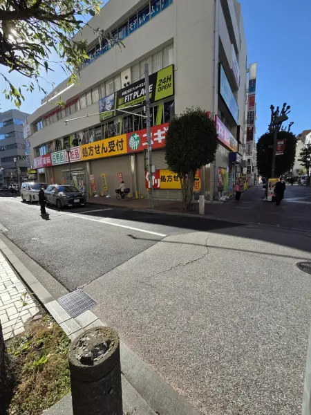 徒歩3分/営業時間:8時~22時(調剤薬局別途)