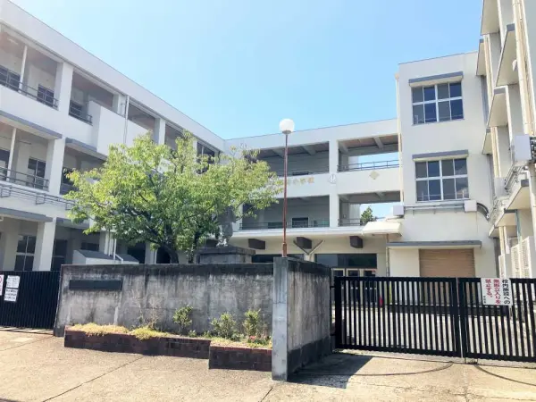 筒井小学校まで徒歩14分です。
毎日のお子さまの通学も元気に通っていただける距離となっております。