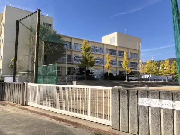 宝塚市立南ひばりガ丘中学校まで徒歩5分(約400m)