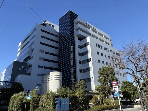 徒歩8分。病床数815床の総合病院。診療時間は8時半~17時。日曜祝日休み。初診受付8時~14時。