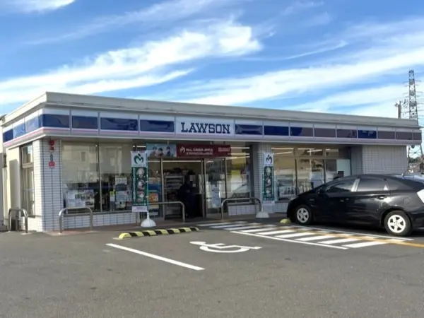 ローソン奈良押熊町店まで徒歩5分です。徒歩4分圏内にスーパーもあり、毎日のお買い物もスムーズです。