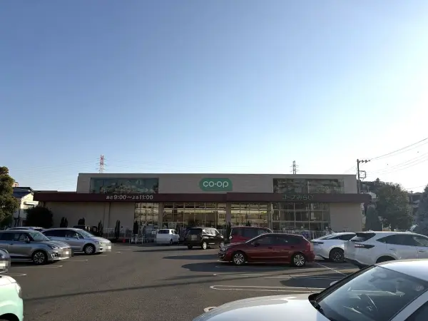 徒歩7分/営業時間：9時～23時。駐車スペース102台分あり、お車でも行きやすいです。