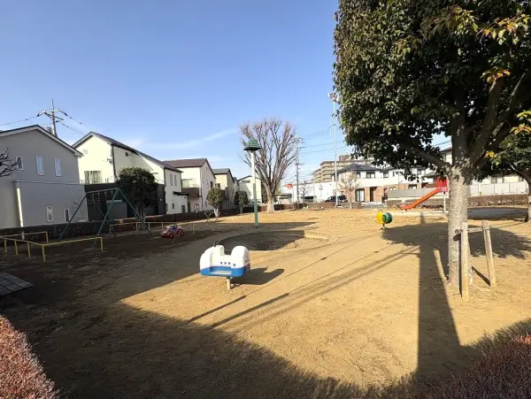 徒歩5分/住宅街の中にあるこじんまりとした落ち着いた公園です。