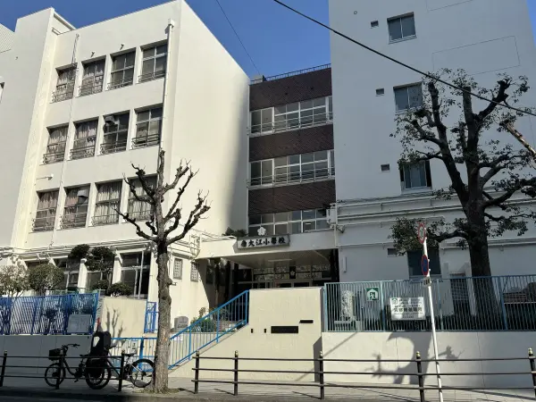 徒歩8分。毎日の通学も負担が少なく、行事に参加される保護者様も行き来のしやすい距離です。