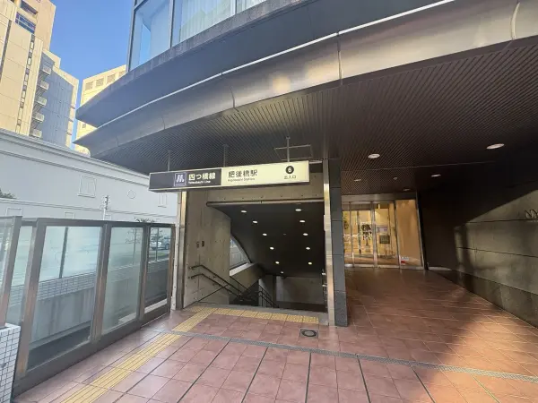 徒歩1分。エントランス横に駅へ繋がる階段が設置されているため、雨の日などもスムーズにアクセス可能。