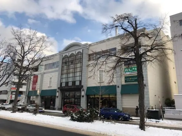 様々な専門店が入るマルヤマクラス、スーパーはマックスバリュー