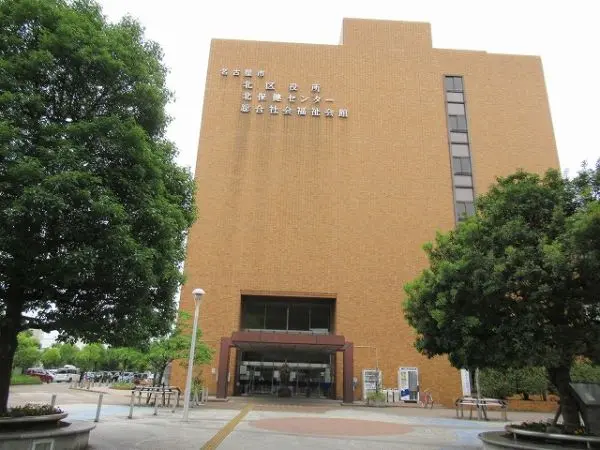 徒歩9分。開庁時間は月～金曜8:45～17:15(開庁時間が異なる組織・施設があります)。