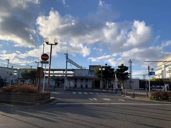 徒歩15分。名古屋方面と多治見・中津川方面にアクセス可能で、名古屋駅まで乗り換えなしでアクセス可能