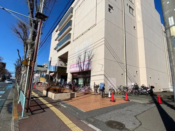 徒歩17分／スーパーや100円ショップ、コナミスポーツ等が入っています。