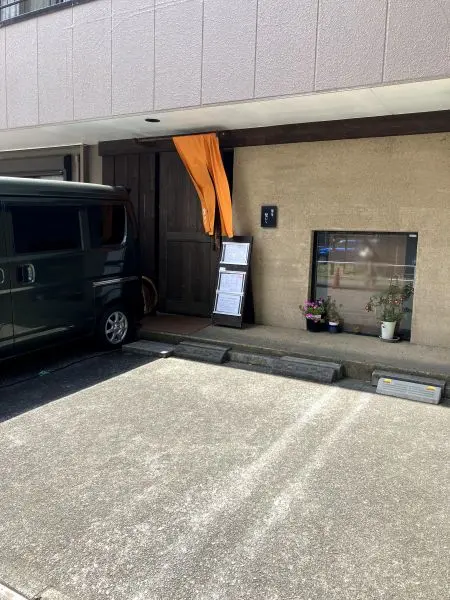 徒歩2分。季節の素材を使った手打ちそばが食べられる蕎麦屋です。