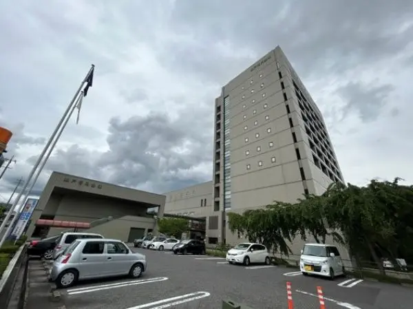徒歩8分。窓口営業時間は平日9:00～15:00、日曜日9:00～17:00(ローン相談のみ実施)。