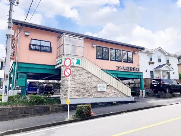 徒歩4分。痛みの少ない治療が心がけられています。定期検診、入れ歯やインプラント治療も行われています。