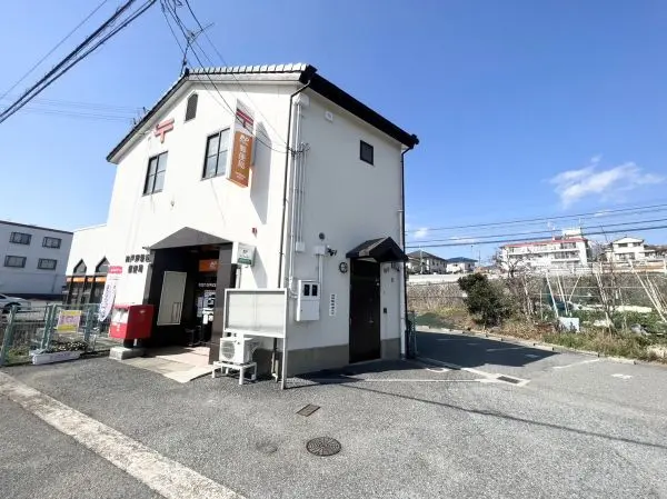 徒歩17分。駐車場があるため、車でも利用できます。　