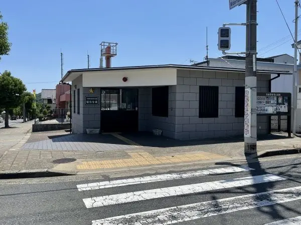 徒歩4分。川西警察署HPにて、毎月発行されている川西警察署管轄内の交番だよりを閲覧できます。