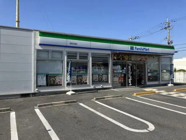 ファミリーマート高田市場店までは徒歩１７分。駐車場があるためお車でのアクセスも可能となっております。