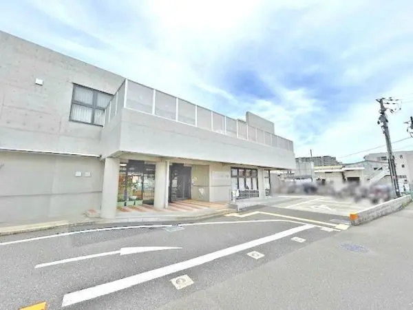 認定こども園さんすいまで徒歩6分。屋上に全天候型の庭園があり、一辺に畑もございます。