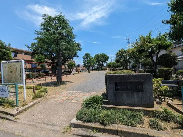 徒歩1分。気軽に歩いて行ける距離にある公園です。木々が豊富にあり、自然の中で遊ぶことができます。