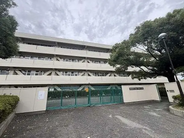 徒歩12分。学校教育目標は自ら学び、ともに繋がり、やり抜く生徒の育成です。