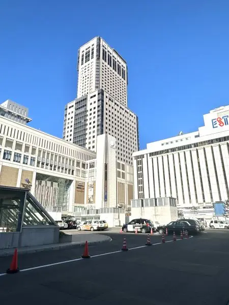 JRタワーです。
マンションから徒歩8分のところにあります。
