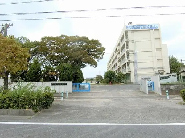 徒歩18分。学習指導のほか、学校行事や異学年活動が積極的に行われています。