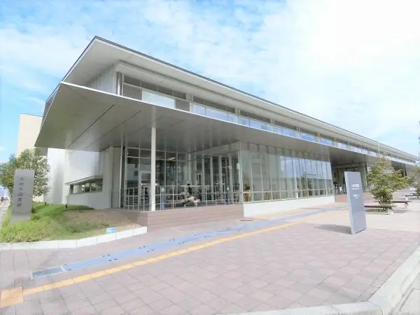 火曜日から金曜日まで 午前9時30分から午後7時まで
土・日曜日、祝日 午前9時
月曜日　休館