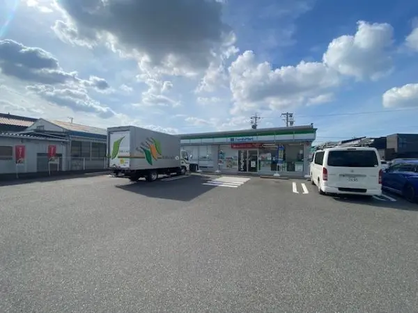 徒歩2分。24時間営業のコンビニエンスストアです。食料品や酒類、タバコなどの取り扱いがあります。