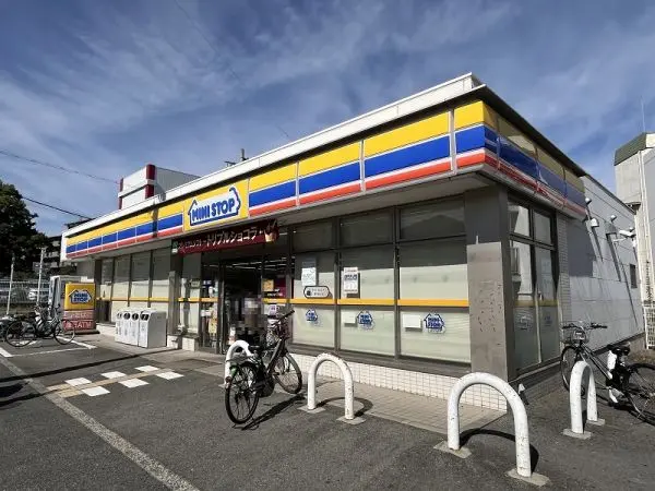 徒歩5分営業時間は6:00～24:00です。ATM・マルチコピー機有り。気軽に立ち寄りやすい距離です