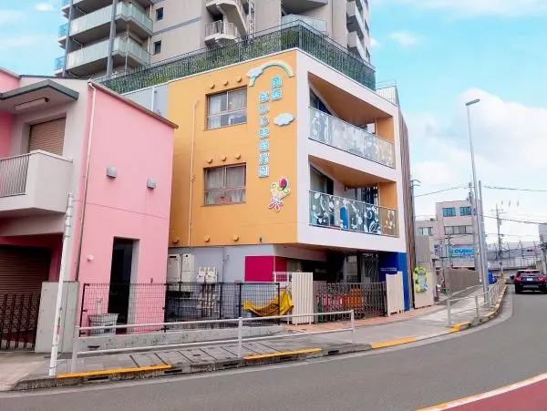 徒歩1分。マンションの南東側に位置しており、毎日の送り迎えなど行き来のしやすい保育園です。