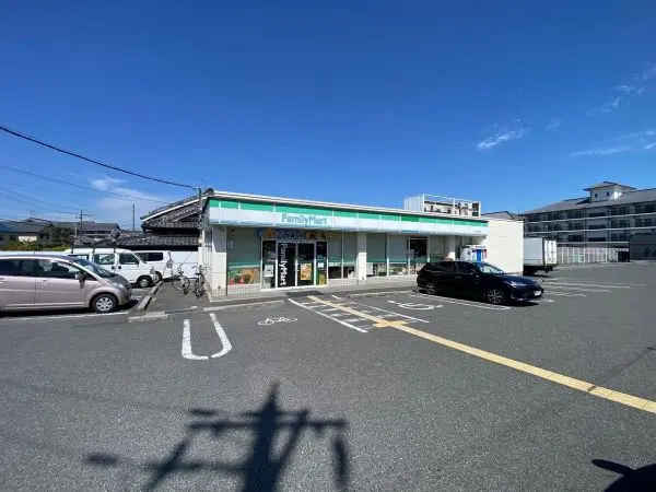 ファミリーマート天理勾田町店までは徒歩１１分です。そのほかの周辺施設もお気軽にお問い合わせください。