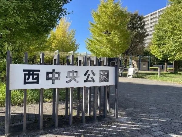 徒歩4分／2つのエリアがあり、遊具で楽しむエリアと芝生でのんびりエリアに分かれています。