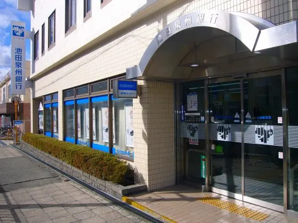 営業時間は窓口(平日)9:00～15:00、ATM(全日)8:00～21:00です。