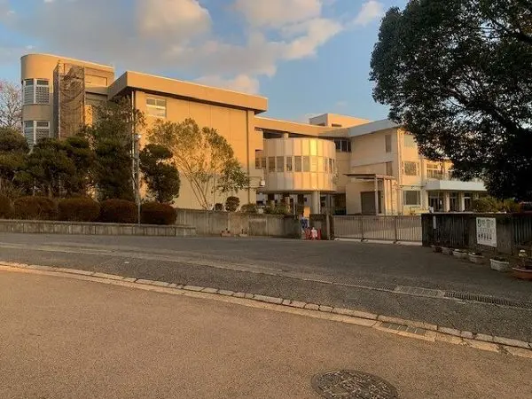 生駒市立真弓小学校までは徒歩13分の立地です。毎日のお子様の通学も元気に通っていただける距離です。