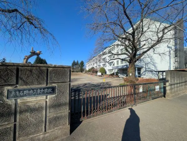 徒歩15分。秋留台大地の中央に位置する、田園風景に囲まれた中学校です。学校の様子をHPで確認できます