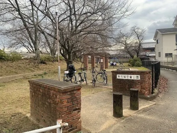 東坊城児童公園まで徒歩７分です。お子様を連れてのお出かけもしていただきやすい距離となっております。
